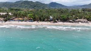 帕洛米诺Makao Beach Hotel的和水中的人一起欣赏海滩的空中景色