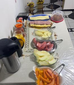 皮拉尼亚斯Pousada Girassol的桌上放着一碗水果和蔬菜