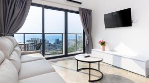 西哈努克AIR APARTMENTS Residence - Sihanoukville - 400m to boat pier的客厅配有白色家具和大窗户