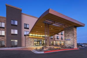 科罗拉多斯普林斯Fairfield Inn & Suites by Marriott Colorado Springs East的停车场有遮阳篷的建筑物