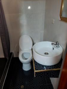 YurimaguasHOTEL EL TREBOL的浴室配有白色卫生间和盥洗盆。