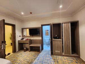 Ash Sharāʼi‘فندق كنف - kanaf hotel的客房设有带书桌和电视的浴室。