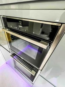 伦敦Luxury Apartment London的台面上的一个微波炉烤箱