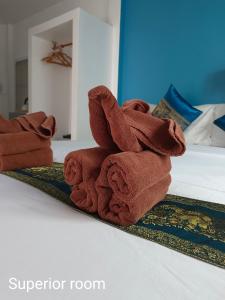 拉迈普汉纳度假村的床上的一大堆毛巾