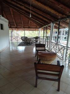 马林迪Mkuu House的楼内带长椅和桌子的房间