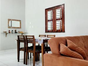 日若卡-迪热里科阿科阿拉Casa Centro de Jijoca的客厅配有桌子和沙发