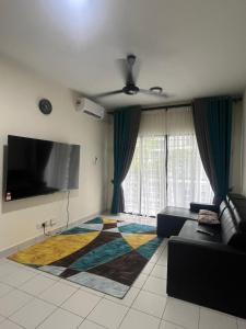 Kampong SorosobAARON MARUDU HOMESTAY的一间客厅,地板上铺着色彩缤纷的地毯