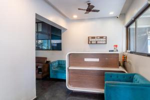 浦那Treebo Trend Blossom - Viman Nagar的带沙发和天花板的客厅