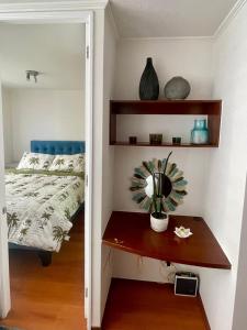圣地亚哥Casa de Moneda Downtown的一间卧室配有一张床和一张带镜子的桌子