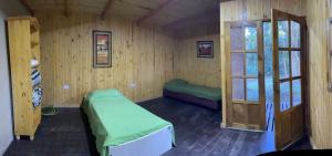 Leandro N. AlemJasy del monte的小房间设有两张床和窗户