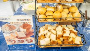 北九州Toyoko Inn Kokura-eki Kita-guchi的桌上的面包和其他食物的展示