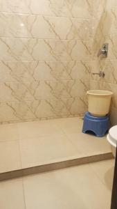 新德里Hotel Fortune Residency的浴室设有卫生间,位于瓷砖地板上。