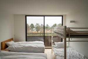 高岛市Biwa Galaxy的带窗户的客房内的两张双层床
