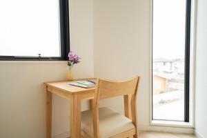 高岛市Biwa Galaxy的一张小木桌,上面有花瓶