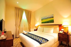 马六甲卡皮坦会馆精品酒店的一间设有大床和窗户的酒店客房