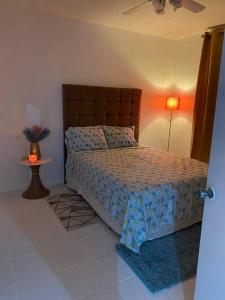 欧丘里欧K2 Aqua Vista Escape的一间卧室配有一张床、一张桌子和一盏灯