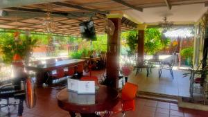 贡布Jasmine Resort Kampot的一间在房间内配有桌椅的餐厅