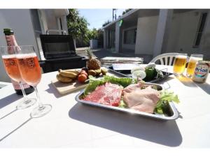 石垣岛Shiraho Villa - Vacation STAY 13688v的一张桌子,上面放着一盘食物和一杯啤酒