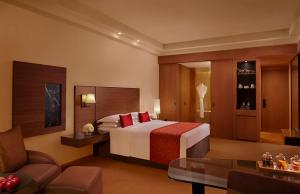 孟买Grand Hyatt Mumbai Hotel and Residences的酒店客房,配有床和沙发