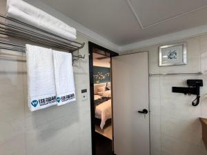 广州颐轩雅斯公寓-广交会期间免费穿梭巴士的一间卧室配有一张床,一扇门设有窗户
