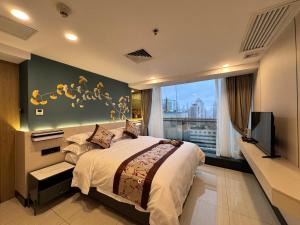 广州颐轩雅斯公寓-广交会期间免费穿梭巴士的一间卧室设有一张大床和一个大窗户