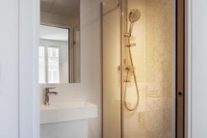 巴黎米雷酒店的带淋浴和盥洗盆的浴室