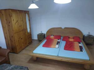 鲍洛通拜雷尼schönes Ferienhaus mit grossem Pool 1200 m zum Balaton的一间卧室配有蓝色的床和红色枕头