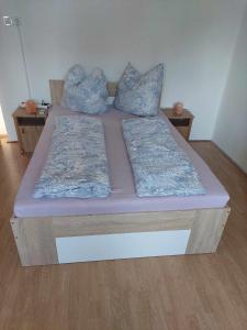 鲍洛通拜雷尼schönes Ferienhaus mit grossem Pool 1200 m zum Balaton的一张带紫色床单和枕头的床
