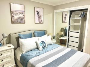 NarellanGuest house in Harrington Park的一间卧室配有一张带蓝色和白色枕头的床