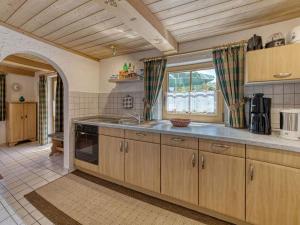 EppenschlagHoliday home Sterl的厨房配有木制橱柜、水槽和窗户。