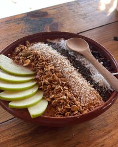 GuayabasPorã Chacahua的木桌上放着一碗燕麦和苹果