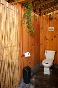 GuayabasPorã Chacahua的一间带卫生间和木墙的浴室