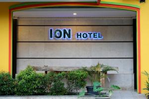 巴淡岛中心ion hotel的建筑一侧狮子旅馆的一个标志