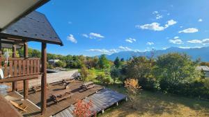 北斗市Place yatsugatake Lodge&cottage的山景木制甲板,配有长椅