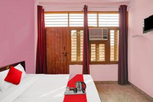 加济阿巴德Flagship Sweet Homes的一间卧室设有一张床和一个窗口