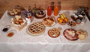 MaioloB&B EcoAntico casa in paglia的一张桌子,上面放着许多不同类型的面包和水果