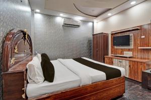 新德里OYO HOTEL MOUNT PALACE的一间带大床和电视的卧室