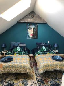 普勒尔蒂Ker Arcadia的一间卧室设有两张床,墙上挂着一幅画