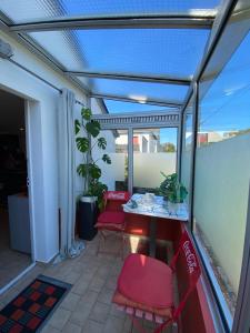 普勒尔蒂Chambre dorée的阳台的天井配有红色椅子和桌子