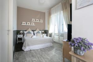 佩鲁贾庞托酒店的一间卧室配有带白色床单和枕头的床。