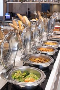 莱卡邦暹罗曼达利纳酒店的包含许多食物的自助餐