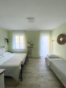 BrusimpianoVilla Mia Lugano Lake的一间卧室设有两张床和两个窗户。