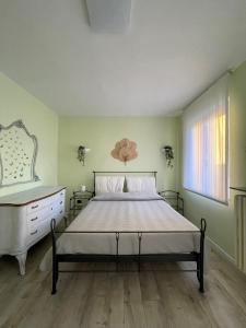 BrusimpianoVilla Mia Lugano Lake的一间卧室配有一张床、一个梳妆台和一扇窗户。