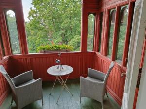 奥斯陆Villa Internationals的窗户客房内的桌椅