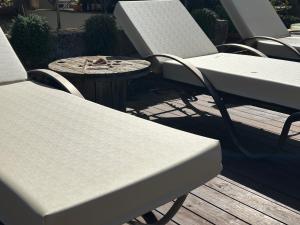 莱切阿泽瑞塔宾馆的甲板上的一组椅子和一张桌子