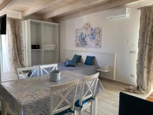 切萨雷奥港Camere Marisol的客房配有桌子和带蓝色枕头的床。