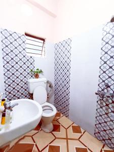 杜尔加布尔The Amber的浴室配有白色卫生间和盥洗盆。