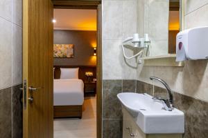 伊斯坦布尔Diamond Beyazit Hotel的一间带水槽的浴室和一张位于客房内的床
