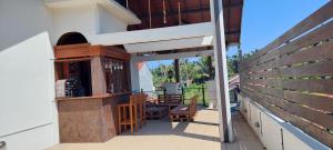 WennappuwaFernando Villa - wennappuwa的阳台设有酒吧和桌椅