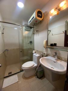 河内Mimi Housing的带淋浴、卫生间和盥洗盆的浴室